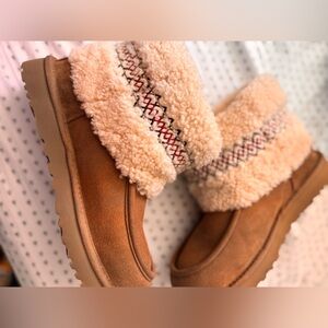UGG Mini Braid Boots Size 8 Suede Sheepskin Chestnut Size 8
